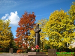 Памятник-бюст Маршалу Советского Союза К.К. Рокоссовскому.