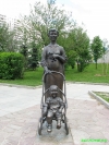 Памятник матери с ребенком