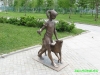 Статуя девушки с собакой