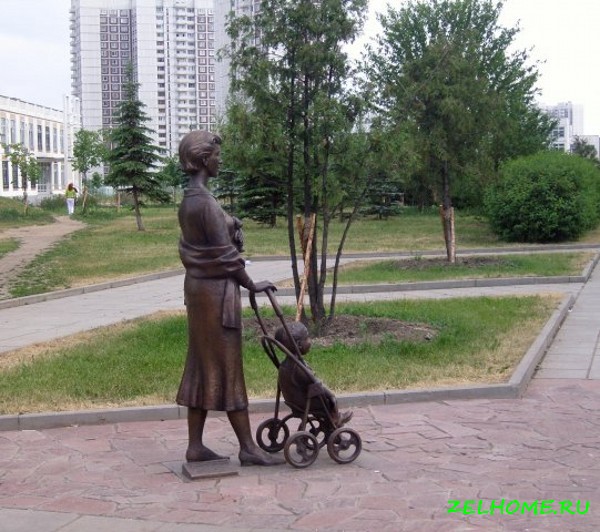 зеленоград фото - Памятник маме с коляской