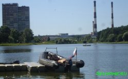 Катер на школьном озере