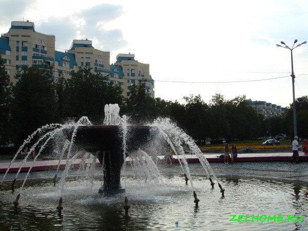 зеленоград фото - На площади Юности у фонтана