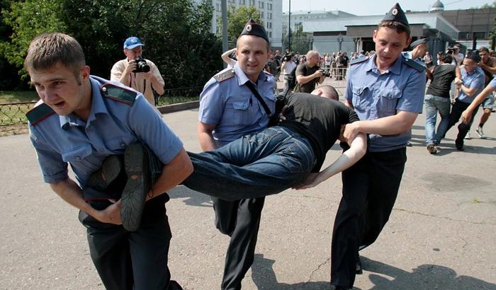 милиция полиция арестовывает защитника химкинсокого леса