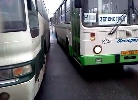 колонна автобусов с миитнгующими из зеленограда