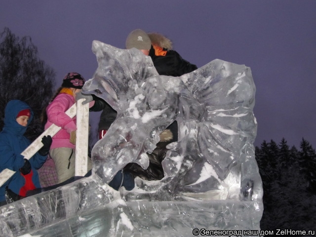 ледяная горка в зеленограде на черном озере